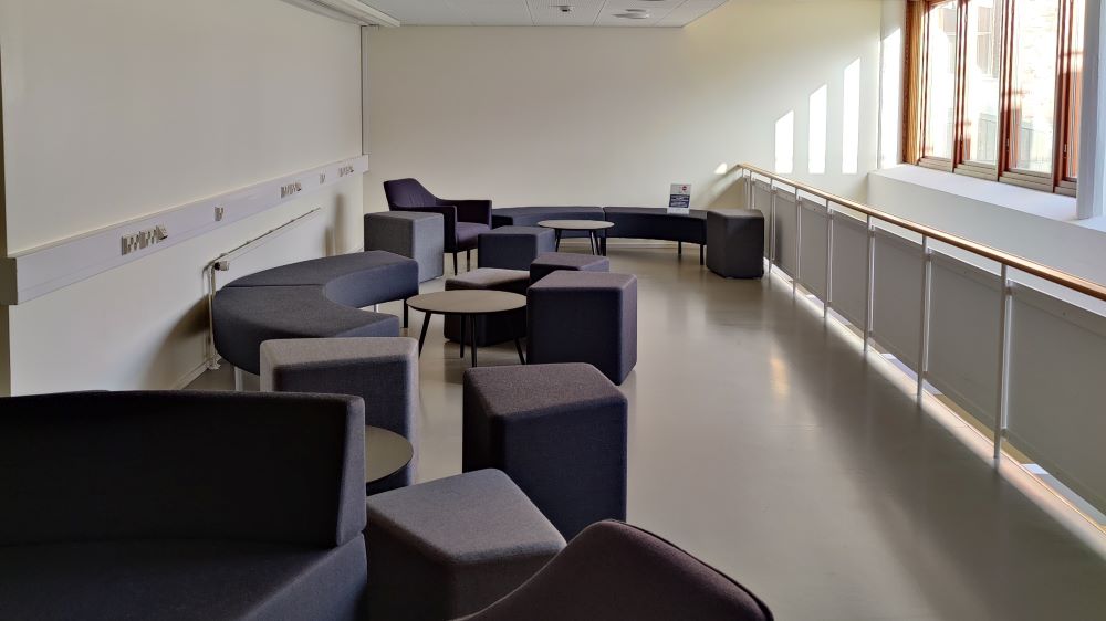 Koulun itsenäisen opiskelun tila, jossa istuinryhmiä.