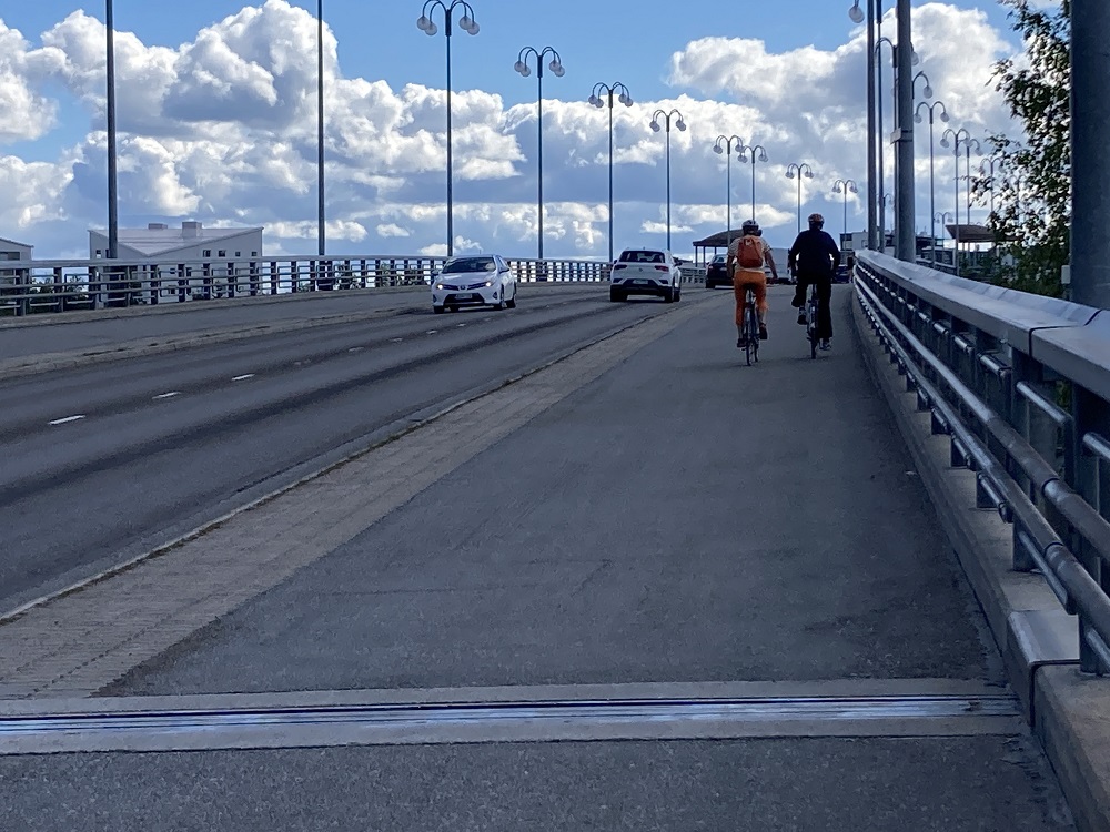 Pyöräilijöitä ajamassa sillalla. Pyöräily on kevyttä liikennettä.