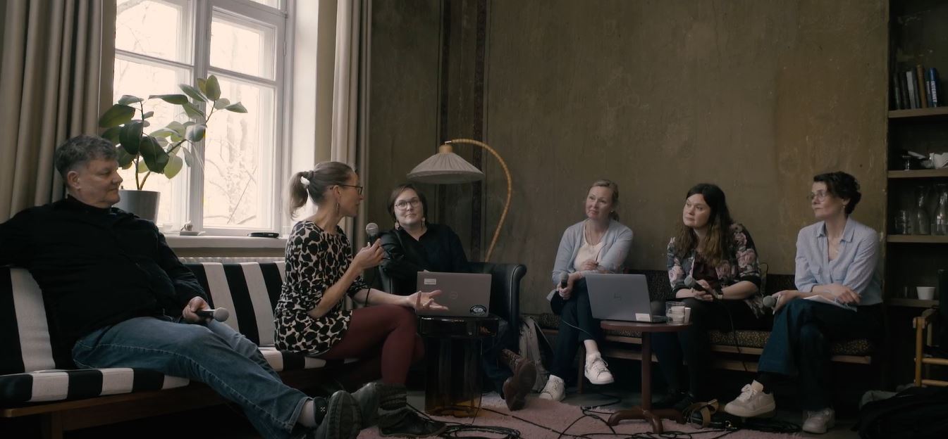 Tutkijat ja ministeriöiden edustajat keskustelemassa.