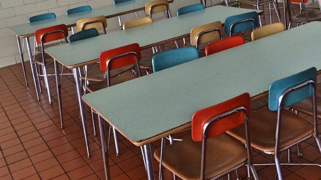 Kasvisruokapäivä voisi kuulua koulujen ruokailutottumuksiin. Kuvassa tyhjä ruokalan pöytä.