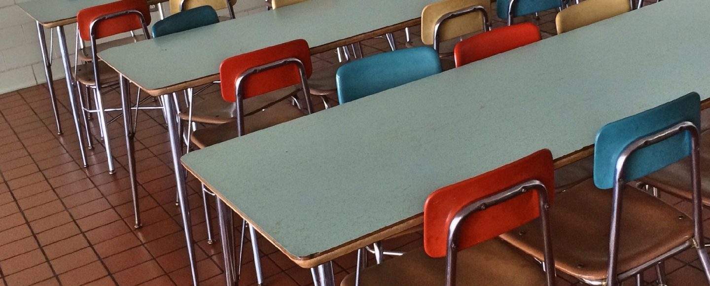 Kasvisruokapäivä voisi kuulua koulujen ruokailutottumuksiin. Kuvassa tyhjä ruokalan pöytä.