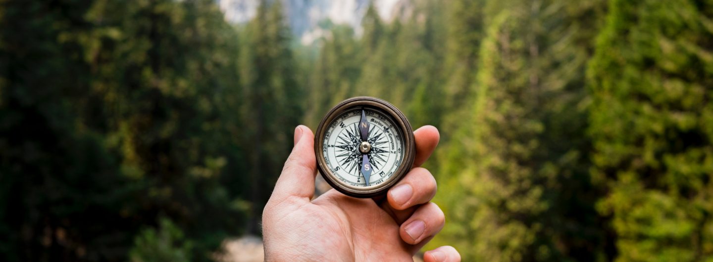 Kompassi kädessä metsässä