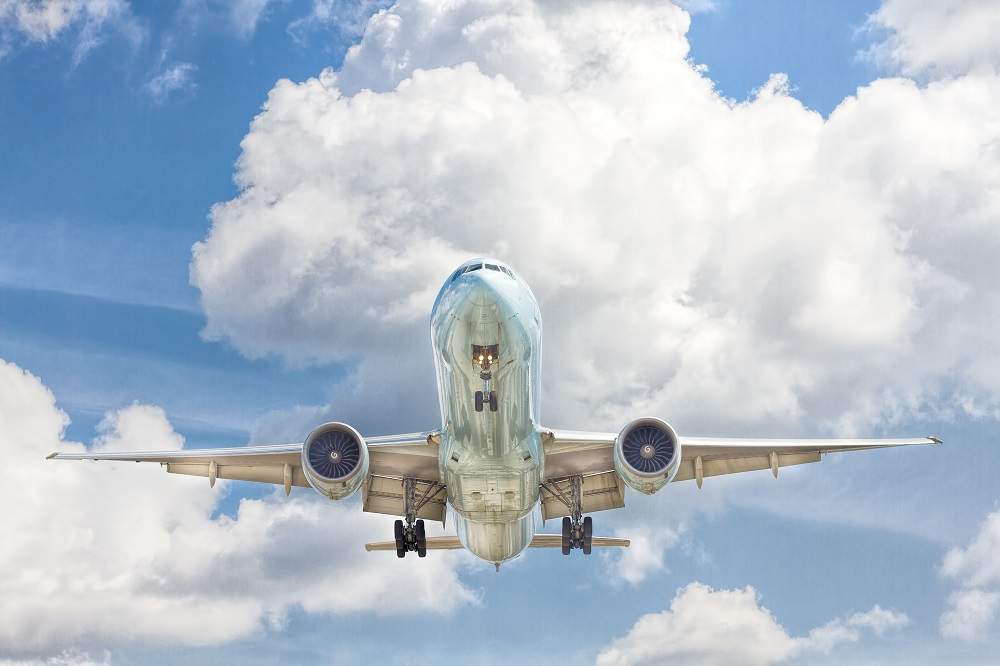 Globaalin matkailun kasvu lisää lentomatkailusta syntyviä päästöjä.