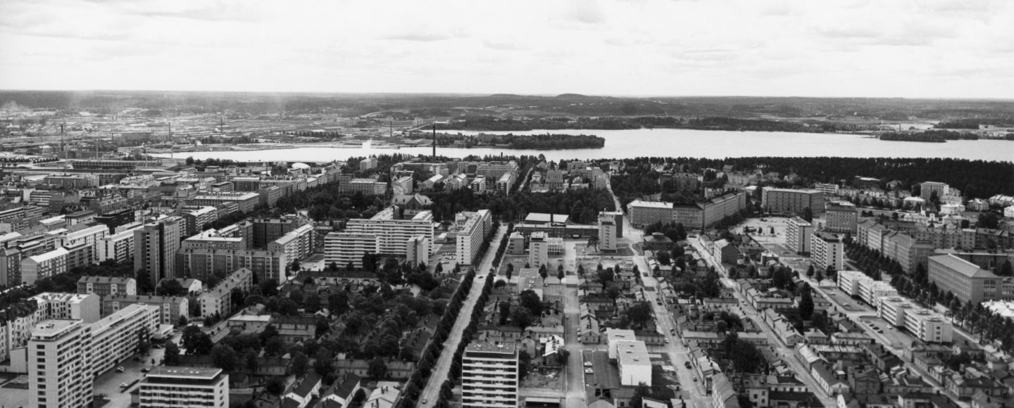 Kuvituskuva artikkeliin, jonka aiheena on moderni rakennusperintö. Mustavalkoinen ilmakuva kaupungista.