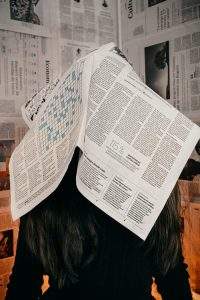 Sanomalehti naisen pään päällä