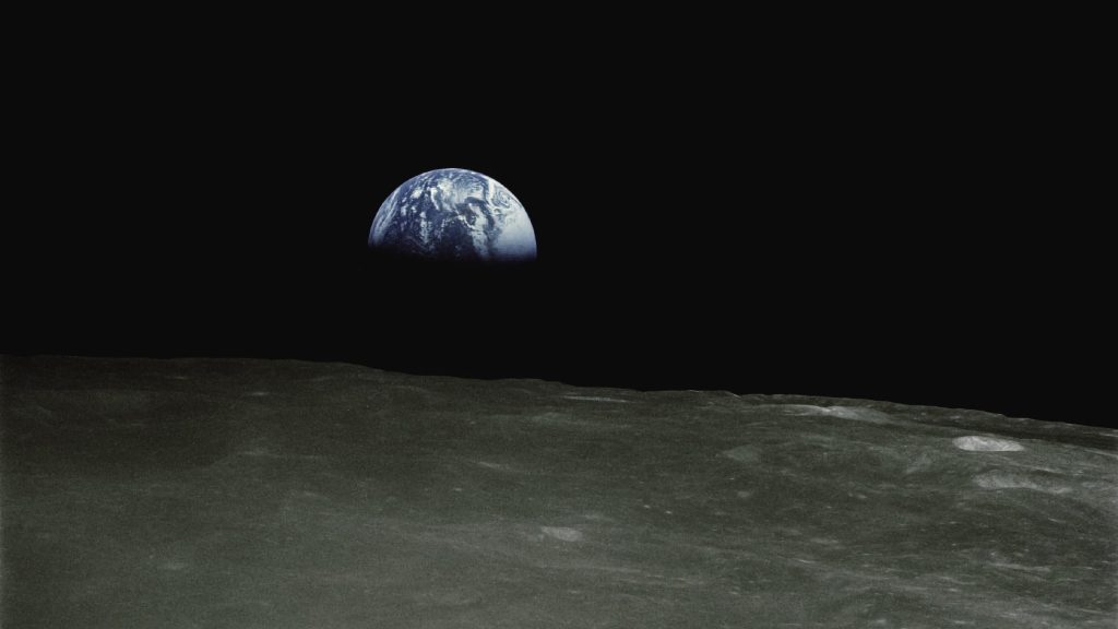 Kuvituskuva artikkeliin, jonka aiheena on avaruuden asuttaminen. Maa Apollo 16:sta nähtynä, NASA 1972.