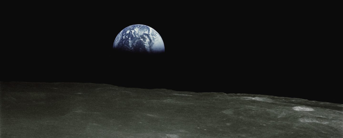 Kuvituskuva artikkeliin, jonka aiheena on avaruuden asuttaminen. Maa Apollo 16:sta nähtynä, NASA 1972.
