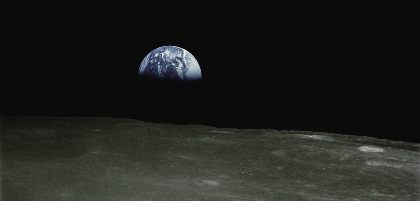 Kuvituskuva artikkeliin, jonka aiheena on avaruuden asuttaminen. Maa Apollo 16:sta nähtynä, NASA 1972.