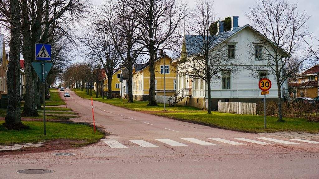 Risteyksessä on taloja ja puistomaista aluetta.