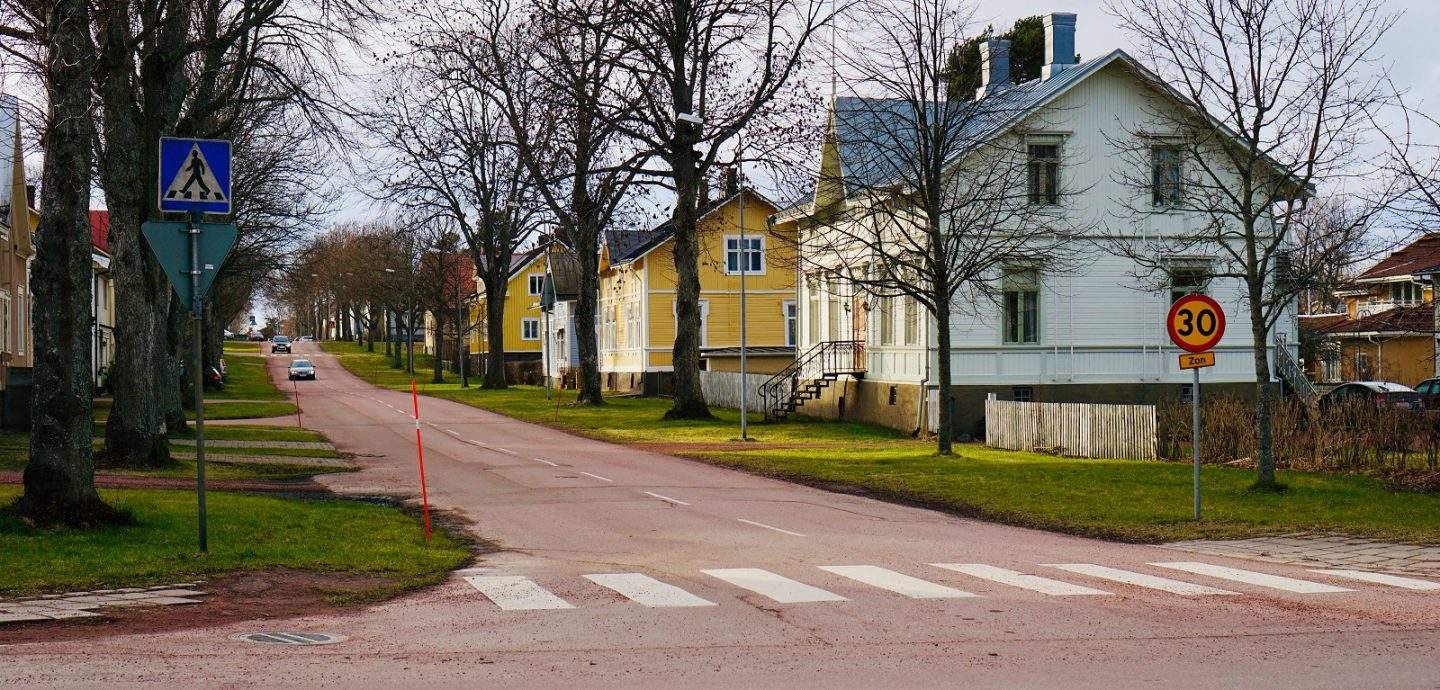 Risteyksessä on taloja ja puistomaista aluetta.
