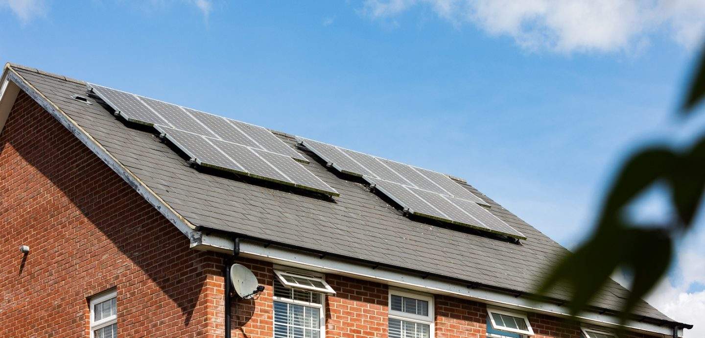 Paikallisyhteisöt ovat edistäneet aurinkopaneelien käyttöä. Kuvassa omakotitalo, jonka katolla on aurinkokeräimiä.